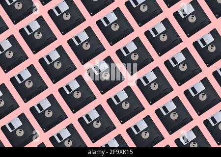 Muster mit vielen Disketten auf rosa Hintergrund. Retro-Computerdiskette Stockfoto