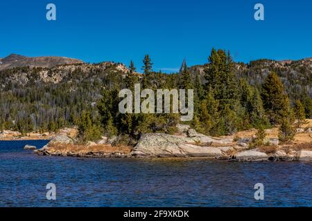 Island Lake im Shoshone National Forest entlang des Beartooth Highway, Wyoming, USA Stockfoto