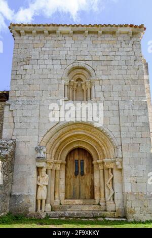 Vertikale Aufnahme der Eremitage von San Pantaleon de Losa In Spanien Stockfoto