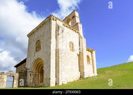 Low-Angle-Aufnahme der Eremitage von San Pantaleon de Losa in Spanien Stockfoto