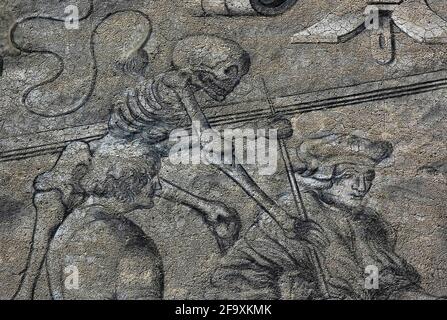 Der Tod, der von einem Peinchen im Streit mit einem reichen Mann beobachtet wird, erscheint hinter dem Richter, um seinen Stab, das Symbol seiner Macht, zu brechen, während der reiche Mann sich darauf vorbereitet, eine Bestechung anzubieten, In diesem Detail eines Chiaroscuro-Gemäldes von Jan Březnický aus dem Jahr 1571 auf der façade des Alten Rathauses in Prachatice, Südböhmen, Tschechien / Tschechien. Inspiriert wurde das Kunstwerk von „The Judge“, einem Holzschnitt aus dem Zyklus „Verstörender Totentanz“ des deutschen Künstlers Hans Holbein dem Jüngeren (1497-1543), in dem Menschen aller Gesellschaftsschichten mit ihrer eigenen Sterblichkeit konfrontiert werden. Stockfoto
