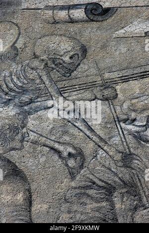 Das animierte Skelett des Todes ergreift den Stab eines korrupten Richters als Symbol seiner Macht, um ihn zu brechen, beobachtet von einem Peiner, der mit einem reichen Mann streitet, der bereit ist, dem Richter eine Bestechung anzubieten, In diesem Detail eines Chiaroscuro-Gemäldes von Jan Březnický aus dem Jahr 1571 auf der Vorderseite des Alten Rathauses in Prachatice, Südböhmen, Tschechien / Tschechien. Inspiriert wurde das Werk von „The Judge“, einem Holzschnitt aus dem Zyklus „Grim Dance of Death“ des deutschen Künstlers Hans Holbein the Younger (1497-1543), in dem Menschen aller Gesellschaftsschichten mit ihrer eigenen Sterblichkeit konfrontiert werden. Stockfoto