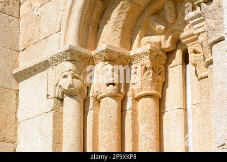 Low-Angle-Aufnahme der Eremitage von San Pantaleon de Losa in Spanien Stockfoto