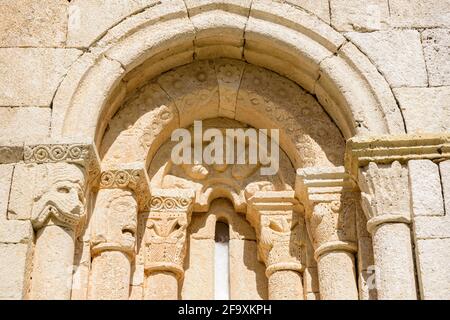 Low-Angle-Aufnahme der Eremitage von San Pantaleon de Losa in Spanien Stockfoto