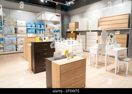 Grodno, Weißrussland - 07. April 2021: Innenansicht des JYSK-Geschäfts im Einkaufszentrum TRINI. Abteilung für den Verkauf von Schrankmöbeln Stockfoto