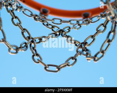 Ball im Korb durch das Netz mit blauem Himmel Hintergrund bei Nahaufnahme. Stockfoto