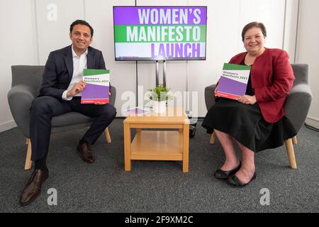 Glasgow, Schottland, Großbritannien. April 2021. IM BILD: (Rechts) Jackie Baillie und (links) Anas Sarwar werden das Frauenmanifest der Scottish Labour für die kommenden Wahlen enthüllen. Quelle: Colin Fisher/Alamy Live News Stockfoto