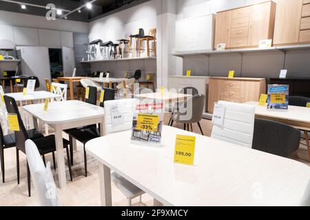 Grodno, Weißrussland - 07. April 2021: Innenansicht des JYSK-Geschäfts im Einkaufszentrum TRINI. Abteilung für den Verkauf von Küchenmöbeln. Stockfoto