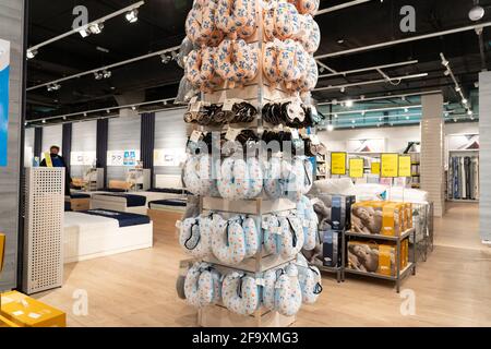 Grodno, Weißrussland - 07. April 2021: Innenansicht des JYSK-Geschäfts im Einkaufszentrum TRINI. Abteilung für den Verkauf von Bettwäsche und Bettwäsche. Stockfoto