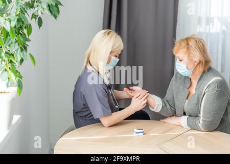 Ein Arzt, der den Puls des Patienten nimmt Stockfoto