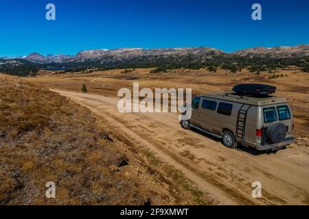 Camper-Van auf der Hinterstraße des Beartooth Highway, Beartooth Mountains, Shoshone National Forest, Wyoming, USA Stockfoto