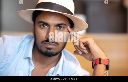 Porträt eines jungen dunkelhäutigen Mannes, der denkt Stockfoto