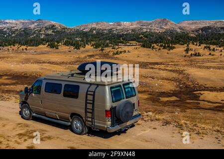 Camper-Van auf der Hinterstraße des Beartooth Highway, Beartooth Mountains, Shoshone National Forest, Wyoming, USA Stockfoto