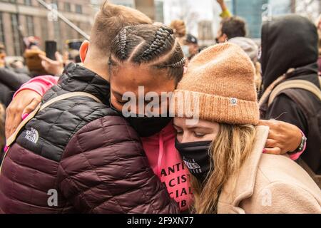 Menschen reagieren auf das Derek Chauvin-Gerichtsurteil vor dem Hennepin County Courthouse am 20. April 2021 in Minneapolis, Minnesota. Foto: Chris Tuite /ImageSPACE/MediaPunch Stockfoto