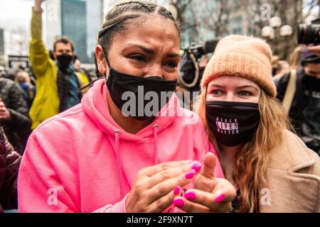 Menschen reagieren auf das Derek Chauvin-Gerichtsurteil vor dem Hennepin County Courthouse am 20. April 2021 in Minneapolis, Minnesota. Foto: Chris Tuite /ImageSPACE/MediaPunch Stockfoto