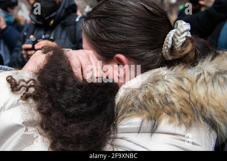 Menschen reagieren auf das Derek Chauvin-Gerichtsurteil vor dem Hennepin County Courthouse am 20. April 2021 in Minneapolis, Minnesota. Foto: Chris Tuite /ImageSPACE/MediaPunch Stockfoto