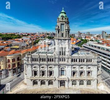 Luftdrohnenblick - das ikonische und majestätische Rathaus und sein Uhrenturm - Porto, Portugal Stockfoto