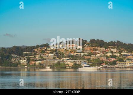 Blick vom Bar Beach über Boggy Creek nach Merimbula On Die Südküste von Australien in New South Wales Am frühen Morgen Stockfoto