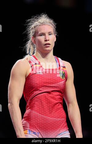 Warschau, Polen. April 2021. Wrestling/Freestyle: Europameisterschaften, 76 kg Freistil, Frauen, Halbfinale: Aline-Rotter Focken (Deutschland) im Kampf gegen E. Rinaldi (Italien). Quelle: Kadir Caliskan/UWW/dpa/Alamy Live News Stockfoto