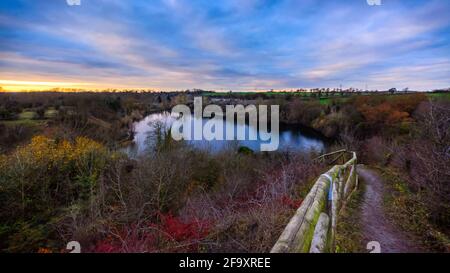 Luftaufnahme eines Gehwegs am kleinen Teich Stockfoto