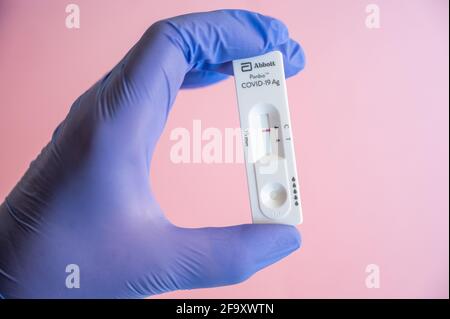 Ein negatives Ergebnis in einem Antigentest zum Nachweis von Coronavirus (COVID-19). Stockfoto