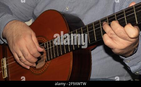 Erwachsene Person, die spanische Gitarre spielt Stockfoto