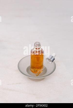 Natürliches Serum. Konzept der kosmetischen Injektion ist Hyaluronsäure, Botulin, Serum. CBD-Öl Stockfoto