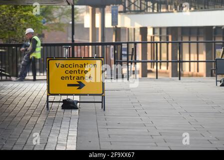 St Albans. England. April 21 2021 - Straßenschilder, die Menschen zum Impfzentrum Covid-19 in einer englischen Innenstadt führen Stockfoto