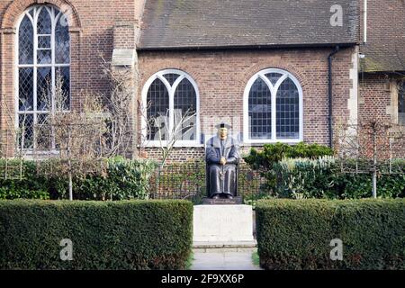 London, Großbritannien - 31. März 2021: Die Statue des Tudor-Staatsmannes Thomas More, die vor der Chelsea Old Church, Chelsea, steht. Stockfoto
