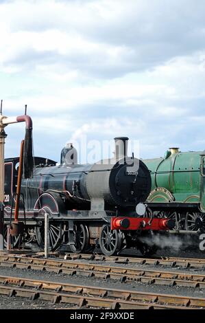 '30120' (in der Mitte der Neunummerierung als '30289') auf dem Schuppen mit 'Burton Agnes Hall'. Stockfoto