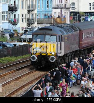 '57315' (Führung) und '57804' (hinten) bei Dawlish mit einer Eisenbahnfahrt nach Torbay. Stockfoto