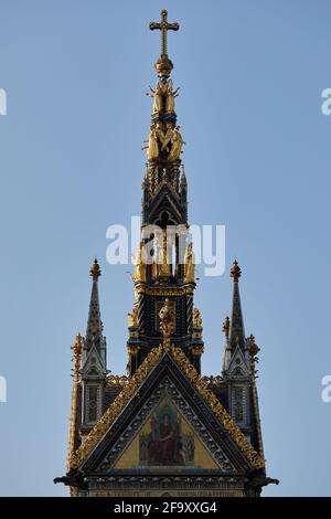 London, Großbritannien - 20. April 2021: Teil des nach Norden gerichteten (hinteren) Baldachin-Turms des Albert Memorial. Über einem Mosaik, das die Architektur feiert, befinden sich Statuen von Stockfoto