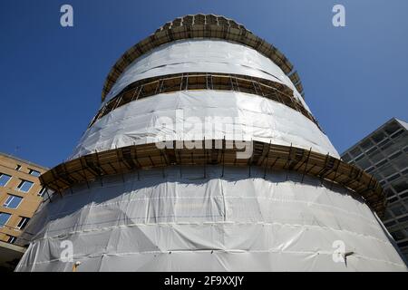 London, Großbritannien - 20. Apr 2021: Space House, ein 17-stöckiger zylindrischer Büroturm in der Gegend von Holborn, teilweise in Schutzfolien gewickelt. Stockfoto