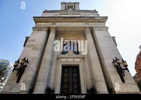 London, Großbritannien - 20. April 2021: Fassade der Freimaurerhalle in Covent Garden, dem wichtigsten Treffpunkt der Freimaurerlogen in London. Stockfoto