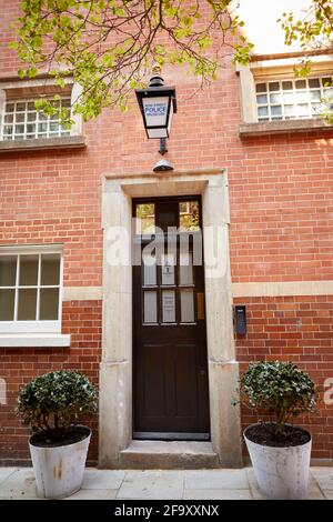 London, Großbritannien - 20. April 2021: Die Vorderseite des Bow Street Police Museum. Das neue Museum wurde im ehemaligen berühmten Amtsgericht eingerichtet. Stockfoto