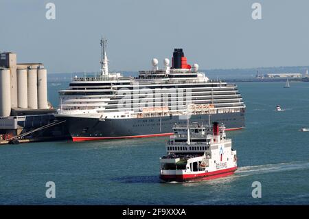 „Red Falcon“ passiert „Queen Victoria“ auf dem Weg von der Isle of Wight nach Southampton. Stockfoto