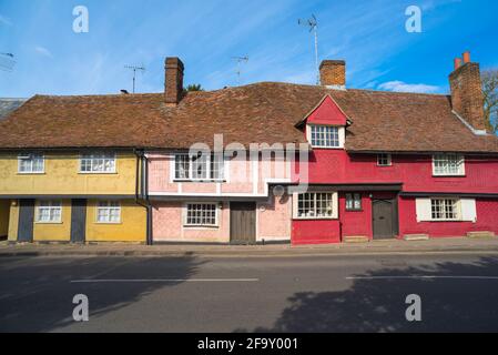 East Anglia House, Blick auf eine bunte Reihe von drei spätmittelalterlichen Häusern in der Bridge Street in der Marktstadt Saffron Walden, Essex, East Anglia. Stockfoto