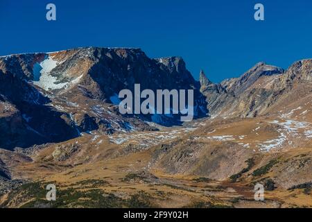 Bears Tooth vom Beartooth Pass aus gesehen am Beartooth Highway, Shoshone National Forest, Wyoming, USA Stockfoto