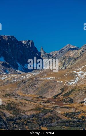 Bears Tooth vom Beartooth Pass aus gesehen am Beartooth Highway, Shoshone National Forest, Wyoming, USA Stockfoto