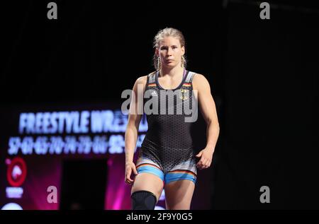 Warschau, Polen. April 2021. Wrestling/Freestyle: Europameisterschaften, 76 kg Freistil, Frauen, Halbfinale: Aline-Rotter Focken (Deutschland) kämpft gegen N. Vorobeva (Russland) über die Matte. Quelle: Kadir Caliskan/UWW/dpa/Alamy Live News Stockfoto