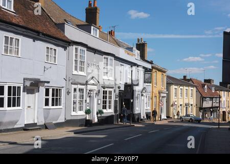 Saffron Walden Essex, Blick auf historische Gebäude, darunter das Saffron Hotel, in der High Street von Saffron Walden, Essex, Großbritannien Stockfoto