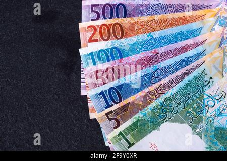 Neue katarische Riyal-Banknoten auf schwarzem Hintergrund Stockfoto