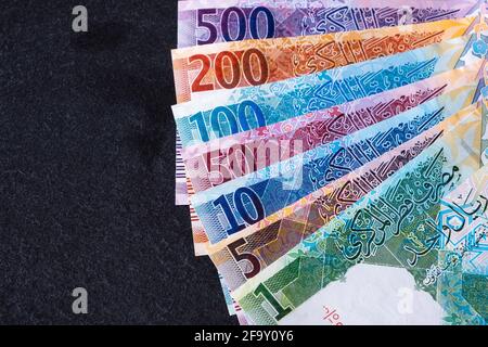 Neue katarische Riyal-Banknoten auf schwarzem Hintergrund Stockfoto