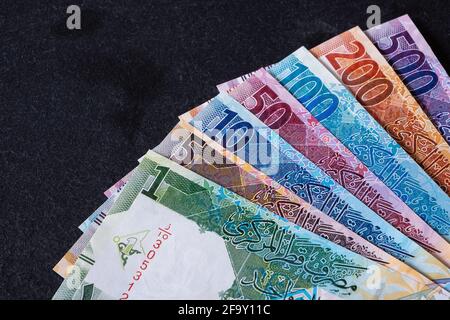 Neue katarische Riyal-Banknoten auf schwarzem Hintergrund Stockfoto