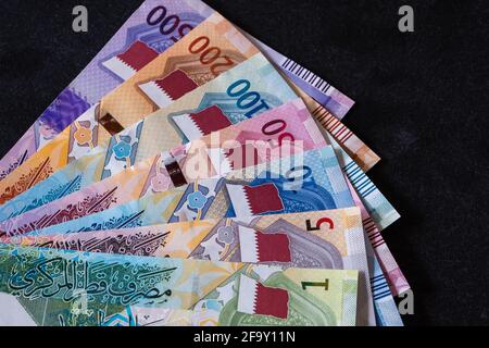 Neue katarische Riyal-Banknoten auf schwarzem Hintergrund Stockfoto