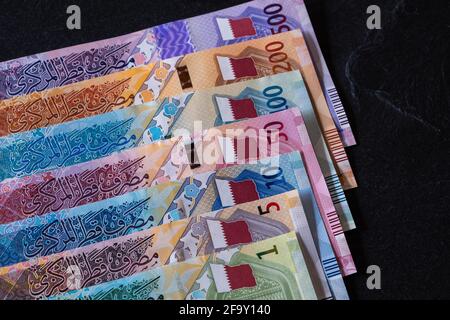 Neue katarische Riyal-Banknoten auf schwarzem Hintergrund Stockfoto