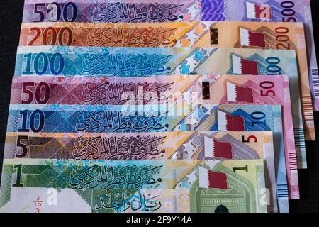 Neue katarische Riyal-Banknoten auf schwarzem Hintergrund Stockfoto