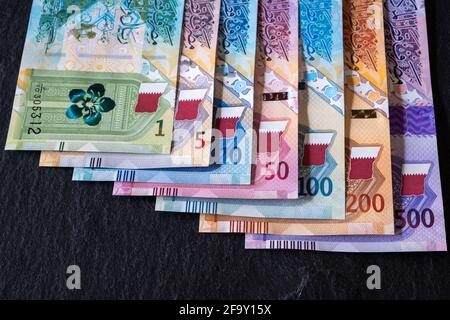 Neue katarische Riyal-Banknoten auf schwarzem Hintergrund Stockfoto