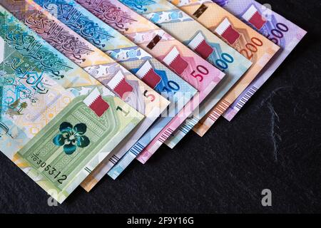 Neue katarische Riyal-Banknoten auf schwarzem Hintergrund Stockfoto