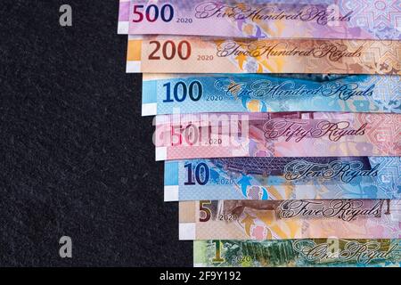 Neue katarische Riyal-Banknoten auf schwarzem Hintergrund Stockfoto